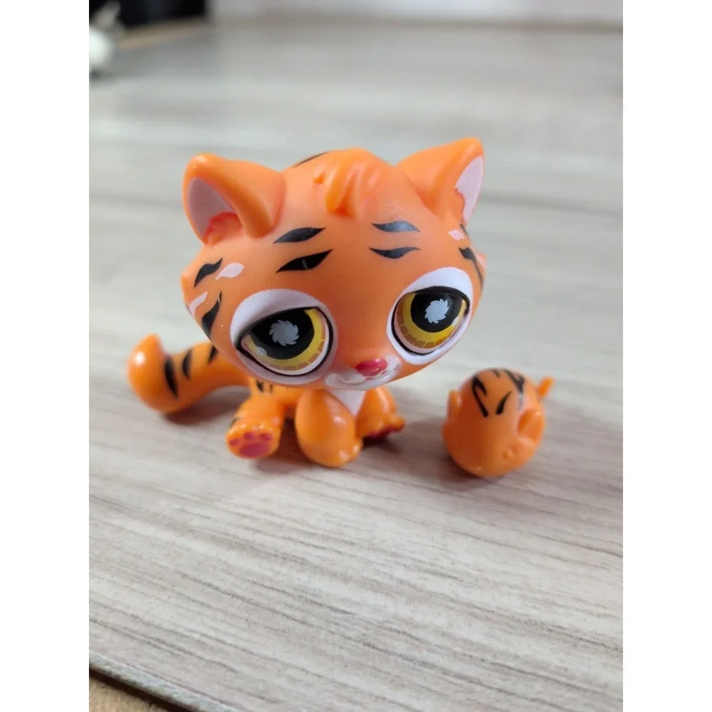 Littlest Pet Shop~#905~Striped Tiger~Cat~Yellow Orange Swirl Eyes~Scarf~Mouse